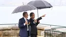 <p>Presiden Indonesia Joko Widodo atau Jokowi (kanan) menunjuk saat bersama Perdana Menteri Australia Anthony Albanese melihat Sydney Harbour dari Admiralty House di Sydney, Australia, Selasa (4/7/2023). Jokowi melakukan kunjungan tiga hari ke Australia. (Lisa Maree Williams/Pool Photo via AP)</p>