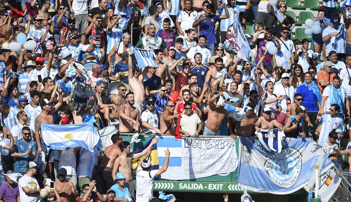 Suporter Argentina memberikan dukungan saat melawan Ekuador pada laga persahabatan di Stadion Martinez Valero, Elche, Minggu (13/10). Ekuador kalah 1-6 dari Argentina. (AFP/Jose Jordan)