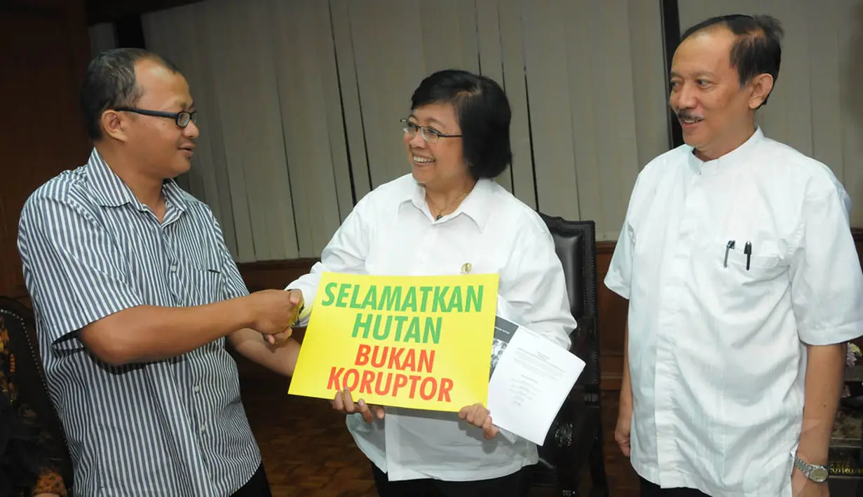 Indonesia Corruption Watch (ICW) menemui Menteri Lingkungan Hidup dan Kehutanan Siti Nurbaya, Jakarta, Jumat (5/12/2014). (Liputan6.com/Herman Zakharia)