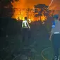 Aparat kepolisian ikut membantu memadamkan api yang membakar lahan di samping Bandara Talaud.