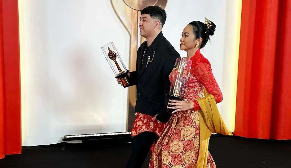 Melalui akun Instagram, Yura Yunita pun mengungkapkan kebahagiaannya bisa mendapatkan penghargaan Piala Citra 2023. Bahkan, ia dan sang suami tampak begitu bahagia mendapatkan penghargaan di FFI 2023. (Liputan6.com/IG/@yurayunita)