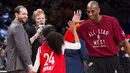Pebasket LA Lakers, Kobe Bryant, mengajak putrinya, Gianna, untuk tos sebelum laga NBA All Stars di Toronto, Kamis (14/2/2016). (AP/Mark Blinch)