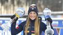 Atlet Biathlon asal Itali, Dorothea Wierer menunjukkan piala dalam perlombaan Piala Dunia IBU Biathlon di Kontiolahti, Finlandia, Sabtu (14/3/2020). (Foto: AFP/Jussi Nukari)