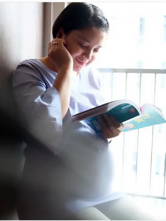 Seperti kebanyakan ibu-ibu hamil muda, ia juga merasakan muntah-muntah. Cium bau orang masak, naik mobil, hingga sesudah sikat gigi menjadi muntah. Tidak hanya sampai disitu, juga sering curiga saat suaminya telat pulang. (Instagram/putrititian)