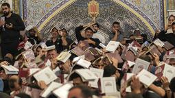 Pada momen ini, umat muslim Syiah dianjurkan untuk berefleksi, beribadah, dan memohon ampunan. (AP Photo/Hadi Mizban)