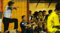 Juan Pablo Pino tampak kecewa ketika ditarik keluar pelatih Aji Santoso saat Arema melawan PSM di Makassar, Rabu (10/5/2017). (Bola.com/Iwan Setiawan)