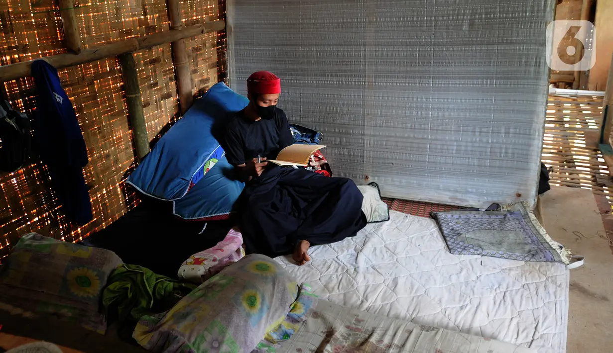 Aktivitas para santri di Pesantren Nurul Fattah, Kampung Cisauk, Kabupaten Tangerang, Banten, Senin (7/2/2022). Sekitar 50 santri dari kaum dhuafa dan yatim piatu belajar secara gratis pada pesantren non permanen yang berdiri di atas tanah wakaf. (merdeka.com/Arie Basuki)