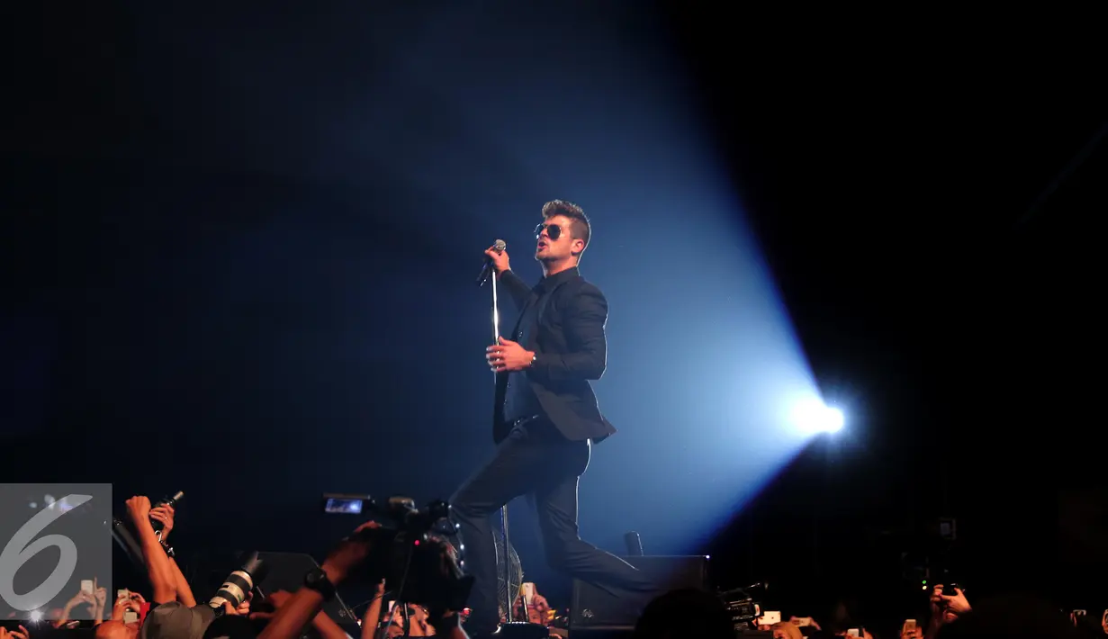 Aksi Panggung Robin Thicke Penyanyi asal Amerika Serikat saat menghibur penonton Java Jazz Festival (JJF) 2016, Jakarta, Jumat (4/3). Robin Thicke menghibur para pencinta Jazz dengan lagu kondangnya yakni Lost Without You. (Liputan6.com/Angga Yuniar)