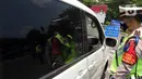 Polisi memberhentikan kendaraan saat pengendalian mobilitas ganjil genap pengunjung TMII di Jalan Pintu 1 TMII, Jakarta Timur, Sabtu (18/9/2021). Pembatasan mobilitas pada TMII dan Taman Impian Jaya Ancol dilakukan pada hari Jumat-Minggu mulai pukul 12.00-18.00 WIB. (Liputan6.com/Herman Zakharia)