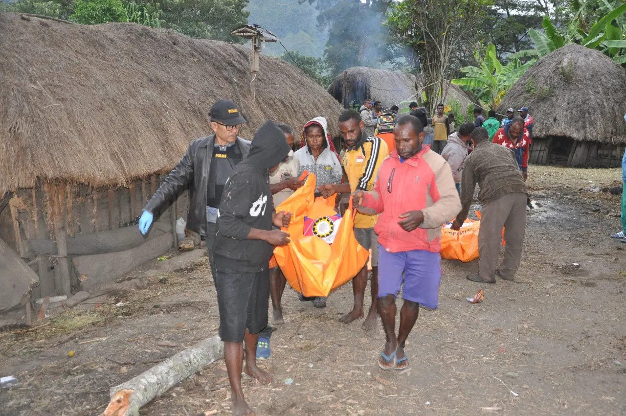 Dua korban tewas dan tiga korban kena luka penikaman yang dilakukan oleh oang gila. (Liputan6.com / Katharina Janur / Polda Papua)