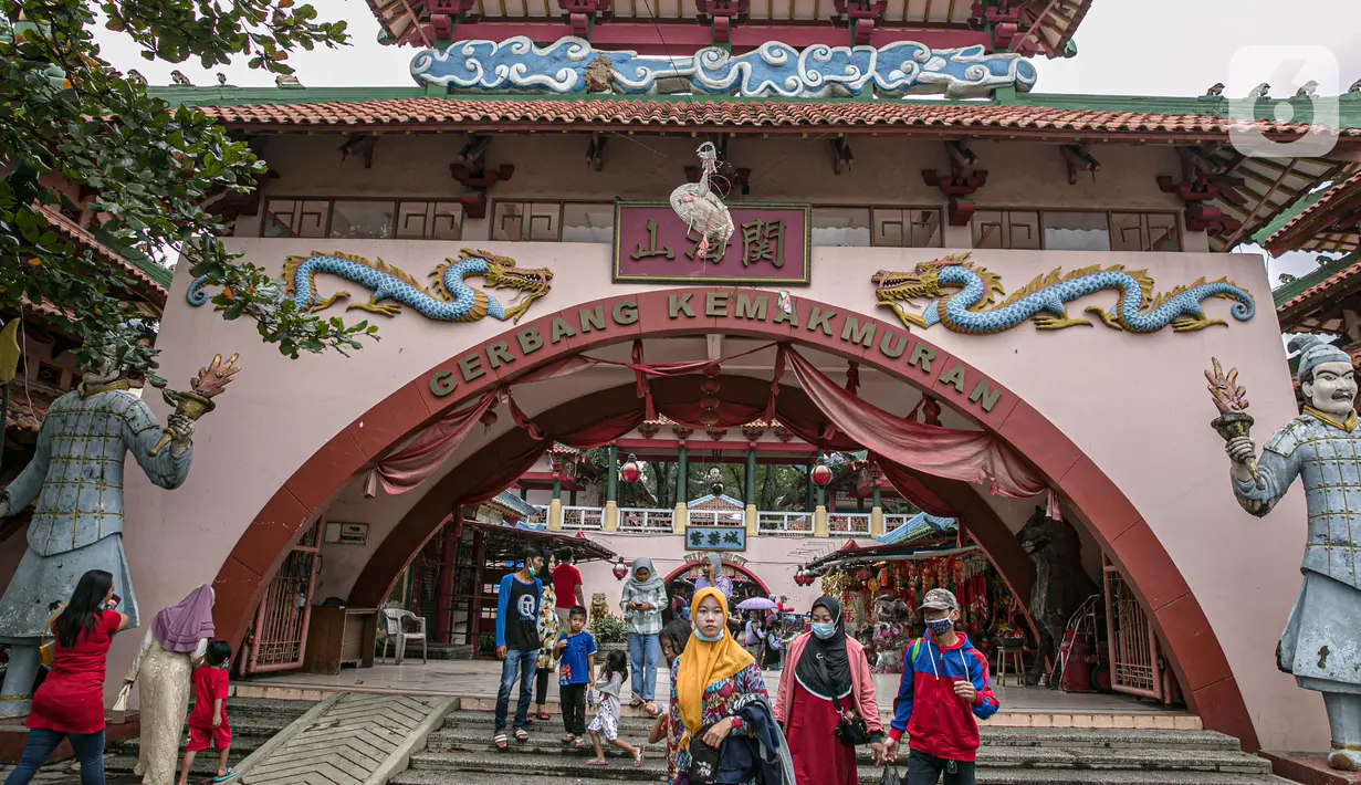 Warga saat mengunjungi Kampung Cina, Kota Wisata, Jawa Barat, Minggu (14/2/2021). Saat ini, Kampung Cina tak seramai lagi seperti awal-awal berdiri pada 2002. (Liputan6.com/Faizal Fanani)