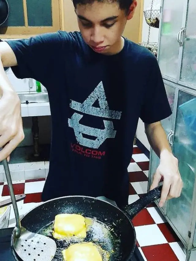 Muhammad Zarno, anak mendiang Jane Shalimar, yang kini mandiri dan pintar memasak (https://www.instagram.com/p/CTbp7E4lIX55QSUWVbYZDfSQJgPRR9oA9eb5-00/)