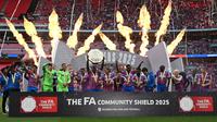 Skuad Crystal Palace merayakan sukses jadi juara Community Shield 2025. (Glyn KIRK / AFP)