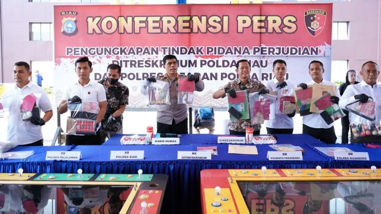 Konferensi pers pengungkapan kasus perjudian dengan puluhan tersangka sejak awal Agustus oleh Polda Riau.