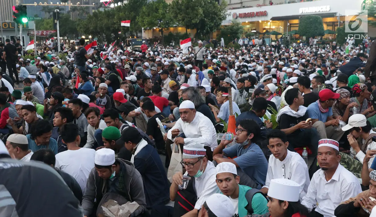 Peserta aksi massa Gerakan Nasional Kedaulatan Rakyat berbuka puasa bersama saat unjuk rasa di depan Gedung Bawaslu, Jalan MH Thamrin, Jakarta, Selasa (21/5/2019). Dalam aksinya, mereka Bawaslu memeriksa hasil Pemilu 2019 yang dinilai banyak terdapat kecurangan. (Liputan6.com/Helmi Fithriansyah)