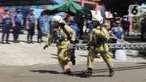 Peserta lomba Jakarta Fire and Rescue Competition 2022 di Pusdiklat Gulkarmat, Ciracas, Jakarta Timur, Senin (21/3/2022). Lomba tersebut diikuti oleh Dinas Penanggulangan Kebakaran dan Penyelamatan (Gulkarmat) sektor DKI Jakarta yang digelar 21 hingga 25 Maret 2022. (Liputan6.com/Herman Zakharia)
