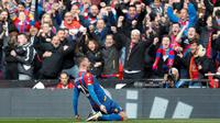 Striker Crystal Palace, Connor Wickham, usai mencetak gol ke gawang Watford, pada semifinal Piala FA, di Stadion Wembley, Minggu (24/4/2016). (AFP/Adrian Dennis). 