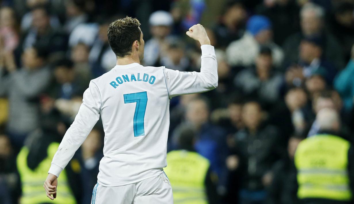 Striker Real Madrid, Cristiano Ronaldo, melakukan selebrasi usai mencetak gol ke gawang Real Sociedad pada laga La Liga di Stadion Santiago Bernabeu, Sabtu (10/2/2018). Real Madrid menang 5-2 atas Real Sociedad. (AP/Francisco Seco)