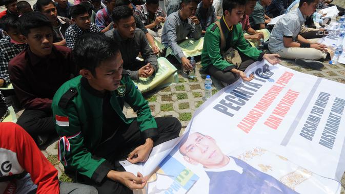 Puluhan Aliansi Mahasiswa, Pemuda dan Masyarakat yang mengatasnamakan pecinta Tuan Guru Bajang (TGB) atau Gubernur NTB TGH Zainul Majdi melakukan aksi damai membaca yasin di depan gedung KPK, Jakarta, Selasa (25/09).(merdeka.com/dwi narwoko)