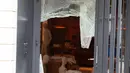Jendela toko yang rusak di pusat kota Chicago, Amerika Serikat (AS) (10/8/2020). Dua orang ditembak, lebih dari 100 lainnya ditangkap, dan 13 petugas polisi terluka dalam aksi penjarahan dan perusakan luas yang terjadi pada Senin (10/8) pagi waktu setempat di pusat kota Chicago. (Xinhua/Alan Ruffin)