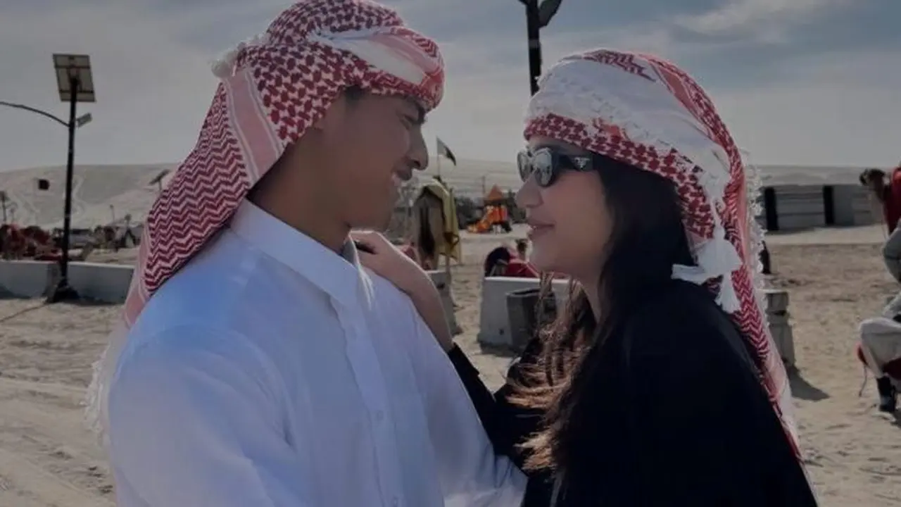 Gaya Serasi Pratama Arhan dan Azizah Salsha Kenakan Abaya dan Sorban di Qatar