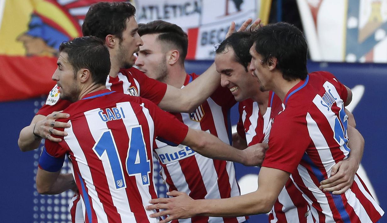 Para pemain Atletico Madrid merayakan gol yang dicetak Diego Godin ke gawang Barcelona. Sementara itu gol tunggal Atletico dibukukan oleh Diego Godin pada menit ke-70 melalui umpan dari Koke. (EPA/Javier Lizon)