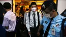 Guru tunanetra, Damkerng Mungthanya menerima bantuan dari seorang satpam di stasiun skytrain di Bangkok, 14 Februari 2019. Damkerng setiap hari berdesak-desakan di comuter untuk mencapai tempat kerjanya.  (REUTERS/Athit Perawongmetha)