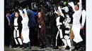 Cheerleaders Atlanta Hawks memakai kostum beberapa tokoh Star Wars dalam laga melawan Philadelphia 76ers di Philips Arena, Atlanta, AS, Rabu (16/12/2015). (Foto via Marca.com)