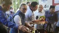 Menteri Perdagangan (Mendag) Zulkifli Hasan menyempatkan diri mendatangi stadion Kanjuruhan, Malang, Jawa Timur, pada Jumat, (28/10/2022), sore. Mendag Zulhas sapaanya menyambangi stadion Kanjuruhan, disela-sela kunjungan kerjanya ke Kota Malang untuk memantau harga kebutuhan pokok atau bapok.