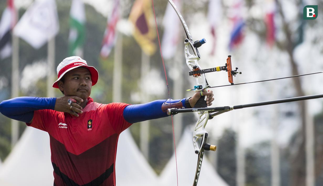 Pemanah putra Indonesia, Riau Ega, saat berlaga pada nomor recurve men's individual Asian Games di Lapangan Panahan, Senayan, Jakarta, Selasa (28/8/2018). Riau Ega mendapat medali perunggu. (Bola.com/Vitalis Yogi Trisna)