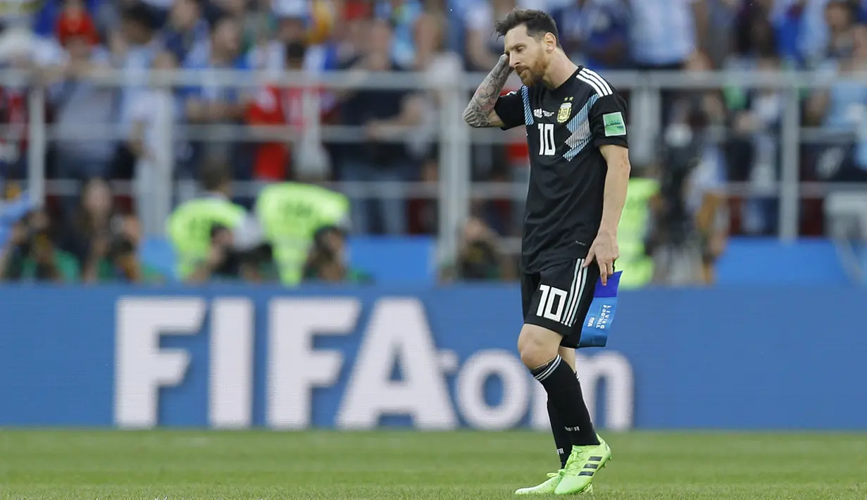 Bintang Argentina, Lionel Messi, tampak sedih usai ditahan imbang Islandia pada laga Grup D Piala Dunia di Stadion Spartak, Moskow, Sabtu (16/6/2018). Dirinya gagal penalti, Argentina ditahan imbang 1-1 oleh Islandia. (AFP/Victor Caivano)