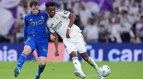 Aurelien Tchouameni dan Federico Vinas berebut bola dalam laga La Liga antara Real Madrid vs Real Oviedo di Santiago Bernabeu, 15 Mei 2026. (AP Photo/Manu Fernandez)