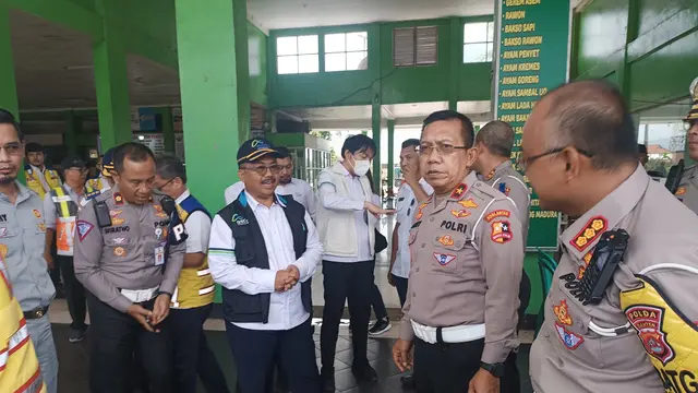 Korps Lalu Lintas (Korlantas) Polri mengecek arus lalu lintas dan rest area yang berada di Jalan Tol Jakarta-Merak, Senin (4/3/2024).