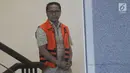 Kepala Bidang Perikanan Tangkap DKP Pemprov Kepri, Budi Hartono menuju ruang pemeriksaan di Gedung KPK, Jakarta, Selasa (6/8/2019). Budi Hartono diperiksa dalam kapasitasnya sebagai tersangka kasus suap izin reklamasi di Kepri. (merdeka.com/Dwi Narwoko)