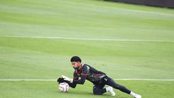 Penjaga gawang PSS Sleman, Anthony Pintus, saat sesi latihan resmi di Stadion kapten I Wayan Dipta,  Bali, Jumat (30/6/2023), jelang  laga pembuka BRI Liga 1 2023/2024 menghadapi tuan rumah Bali United. (Bola.com/Alit Binawan)