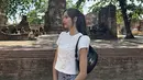 Lisa Blackpink pulang kampung ke Thailand, ia tampak mengenakan atasan putih dipadukan kain batiknya. [Instagram/@lalalalisa_m]