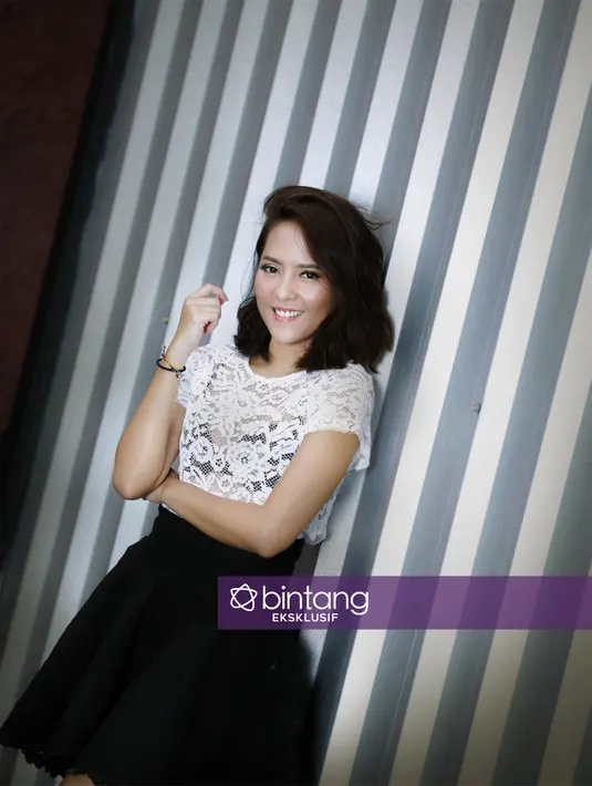 Meski ini bukan film pertamanyas sebagai perempuan hamil, film terbarunya kali ini, lebih banyak cerita tentang suami yang sedang menunggu istri sedang proses melahirkan. Meski ia belum pernah merasakan hamil. (Bambang E. Ros/Bintang.com)