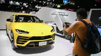 Seorang pengunjung memotret mobil Lamborghini Urus di Bangkok International Motor Show ke-41 di Bangkok, Thailand, pada 16 Juli 2020. Bangkok International Motor Show ke-41 dimulai pada 15 Juli dan akan berlangsung hingga 26 Juli di Bangkok. (Xinhua/Zhang Keren)