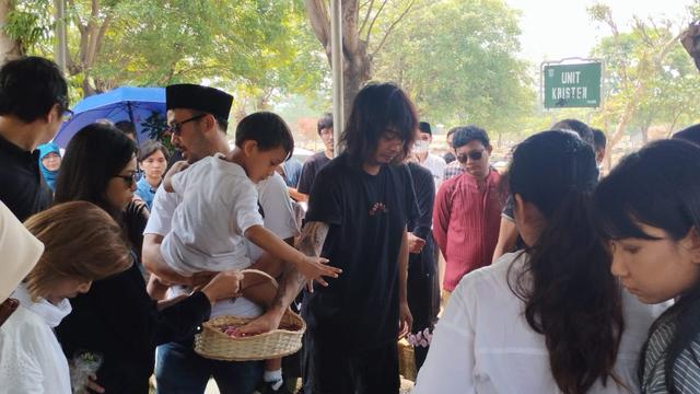 Pemakaman ayah Bojes AFI. (M Altaf Jauhar)