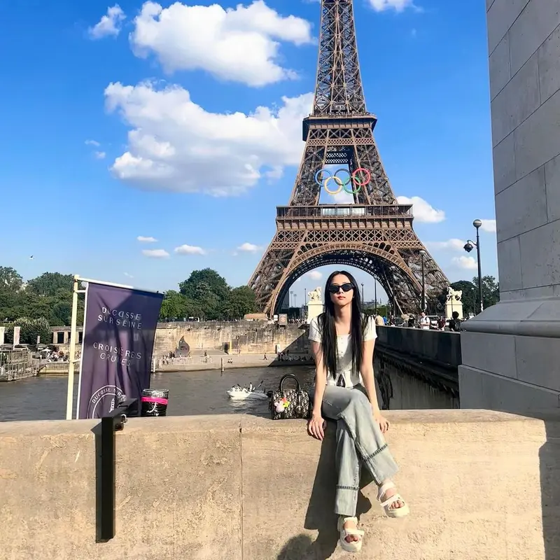 6 Gaya Melokal Jisoo BLACKPINK dengan Outfit Kasual Tapi Mahal di Paris, Kenakan T-Shirt Rp800ribuan dengan Tas Puluhan Juta