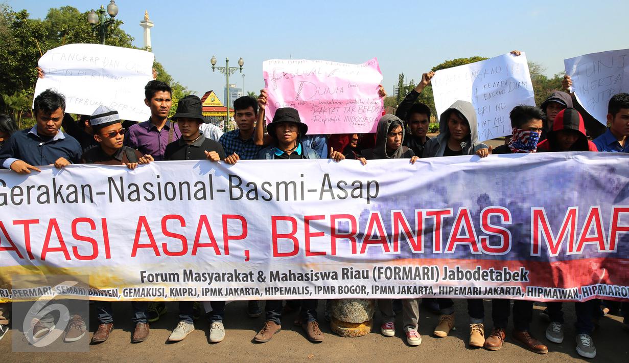Forum Mahasiswa Riau Jabodetabek membentangkan spanduk tuntutan saat unjuk rasa di depan Istana Merdeka, Jakarta, Jumat (18/9/2015). Mereka menuntut penegakan hukum hingga tuntas pelaku pembakaran. (Liputan6.com/Faizal Fanani)