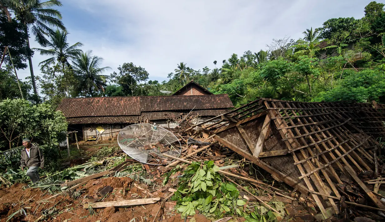 Korban selamat memeriksa rumahnya yang rusak tertimbun tanah longsor di Kabupaten Ponorogo, Jawa Timur, Minggu (2/4). Bencana tanah longsor yang terjadi Sabtu kemarin menimbun puluhan rumah, sedangkan 28 warga dinyatakan hilang. (JUNI KRISWANTO/AFP)