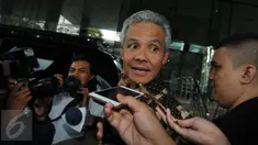 Gubernur Jawa Tengah Ganjar Pranowo bereaksi saat menjawab pertanyaan awak media usai menjalani pemeriksaan penyidik KPK, Jakarta, Rabu (7/12). Ganjar diperiksa sebagai saksi kasus dugaan korupsi pengadaan e-KTP 2011-2012. (Liputan6.com/Helmi Afandi)