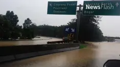 Banjir di berbagai wilayah pada Selasa, 21 Februari lalu menyisakan banyak cerita. Termasuk kisah penyelamatan diri dari banjir yang dialami Kartika Dewi.