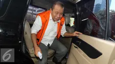 Mantan Kepala Balai Pelaksanaan Jalan Nasional (BPJN) Wilayah Maluku-Maluku Utara Amran H Mustari saat tiba di Gedung KPK untuk menjalani pemeriksaan, Jakarta, Kamis (7/10). (Liputan6.com/Helmi Afandi)