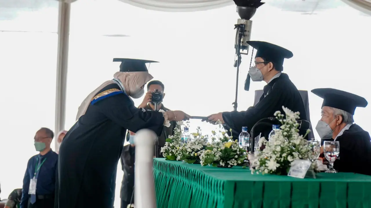 Meskipun dengan prokes ketat, sebanyak 387 wisudawan Universitas Garut (Uniga), Kabupaten Garut, Jawa Barat akhirnya tersenyum lebar, setelah dinyatakan lulus pihak kampus.