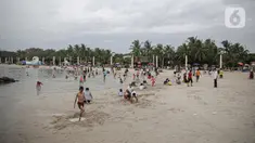 Pengujung berwisata di Pantai Ancol, Jakarta, Rabu (28/12/2022). Isu cuaca yang kurang bersahabat pada hari ini, tidak menyurutkan keinginan warga menghabiskan libur untuk berwisata di kawasan wisata Ancol. (Liputan6.com/Faizal Fanani)