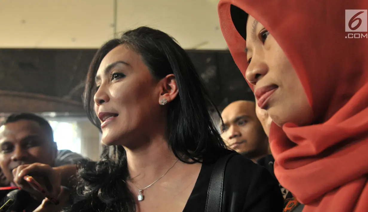 Politikus PDIP Rieke Diah Pitaloka (kiri) memberi keterangan saat mendampingi terpidana kasus pelanggaran ITE Baiq Nuril Maknun (kanan) menemui Menkumham Yasonna Laoly di Kantor Kemenkumham, Jakarta, Senin (8/7/2019). (merdeka.com/Iqbal Nugroho)