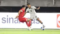 Winger Timnas Indonesia, Dean James saat melawan Lebanon pada FIFA Matchday di Stadion Gelora Bung Tomo, Surabaya, Senin (8/9/2025). (Bola.com/Abdul Aziz)