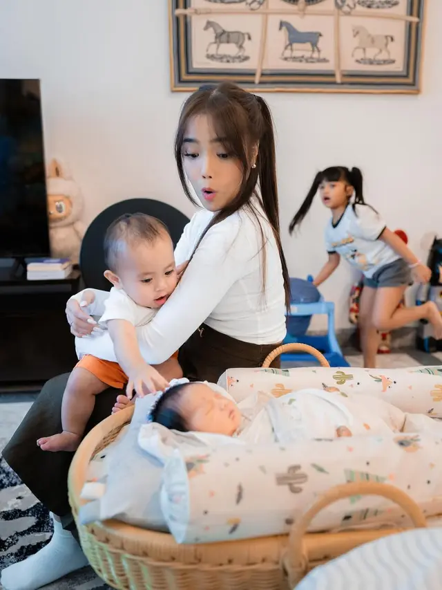 Potret Fuji Jenguk Baby Jyad Anak Shandy Purnamasari dan Gilang Widya (instagram/fadlyfsl_, instagram/fuji_an)